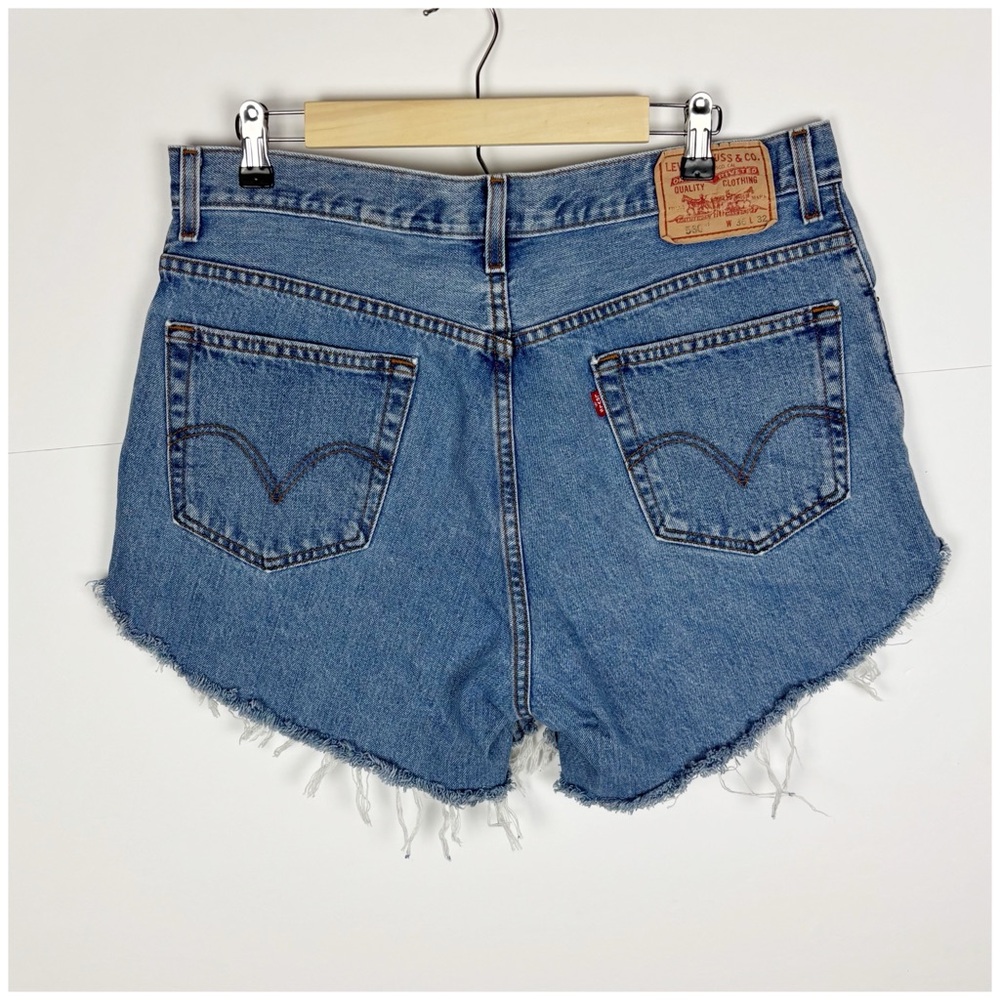 Levi’s 560 Comfort Fit Distressed Cut Off Denim Shorts Size 36 Blue Jean - Picture 2 of 5